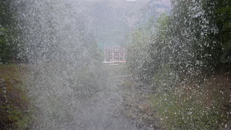 wasser in zeitlupe, das aus dem geissbach-wasserfall in der schweiz kommt
