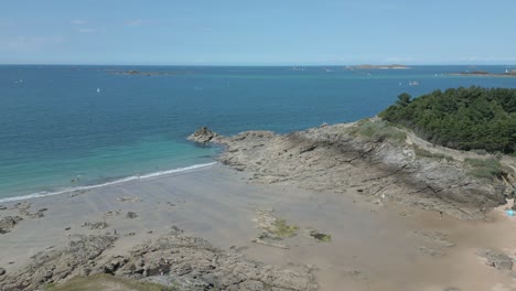 gente en la playa de roche pelee, dinard en gran bretaña, francia