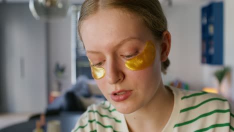 mujer con parches dorados en los ojos