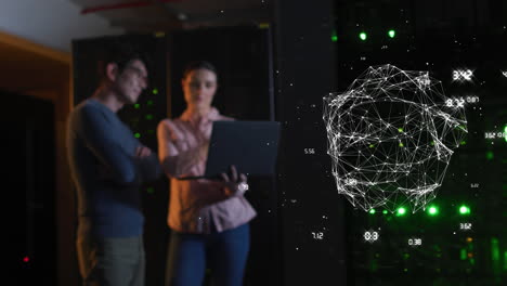 animazione del globo fatto di connessioni su diverse donne e uomini che lavorano nella sala server