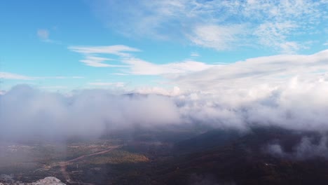 nubes y niebla volando bajo por encima de las montañas disparo de drones