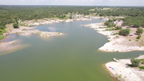 Luftaufnahmen-Von-Steele-Creek-Park-Lake-Whitney-Texas-Mit-Bootsfahrern-Und-Menschen