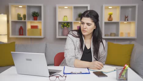trabajadora de oficina en casa, mujer freelance.