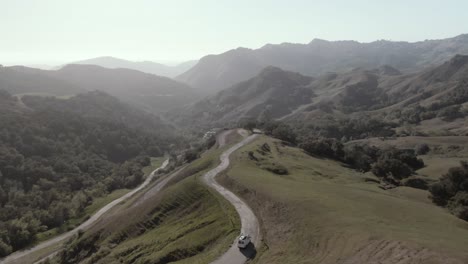 Un-Vanlifer-Conduciendo-Por-Las-Carreteras-Secundarias-De-California-Hasta-La-Puesta-De-Sol