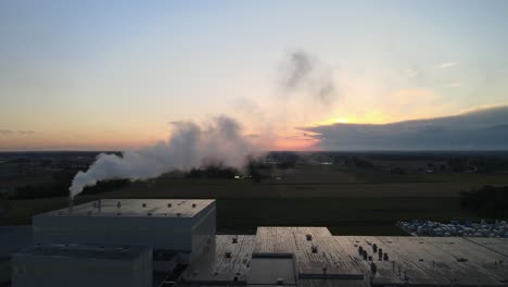 Linker-Teil-Der-Fabrik,-Mit-Wunderschönem-Sonnenuntergang-Im-Hintergrund