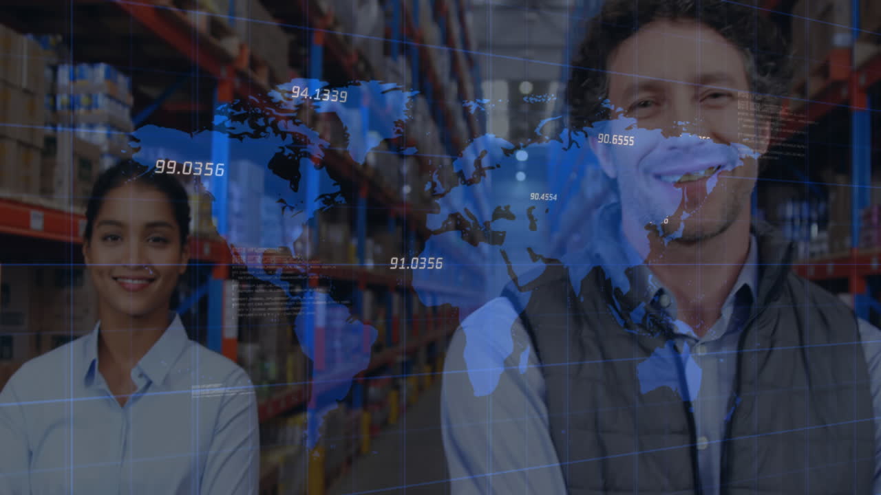animación del procesamiento de datos y el mapa del mundo sobre las personas en el almacén