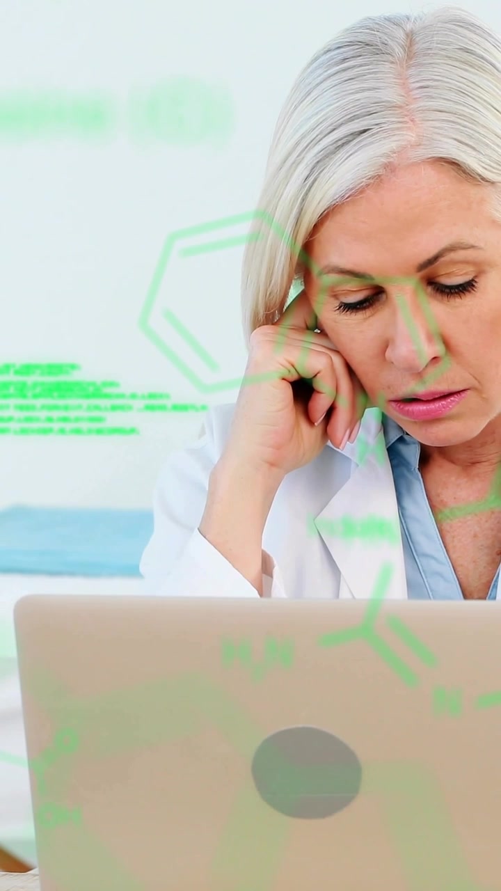 Video verticale: Una dottoressa alla scrivania, un laptop che carica dati, che studia con un codice verde sovrapposto.