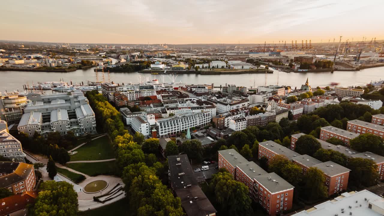 lapso de tiempo con movimiento vertical del puerto de hamburgo, alemania, europa, desde hauptkirche st