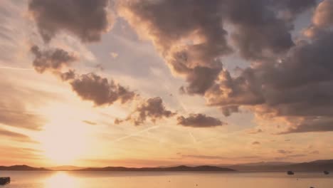 timelapse del amanecer en la playa en una mañana nublada