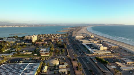 vista aérea de la cadena plateada hacia la playa imperial durante la hora dorada en 4k