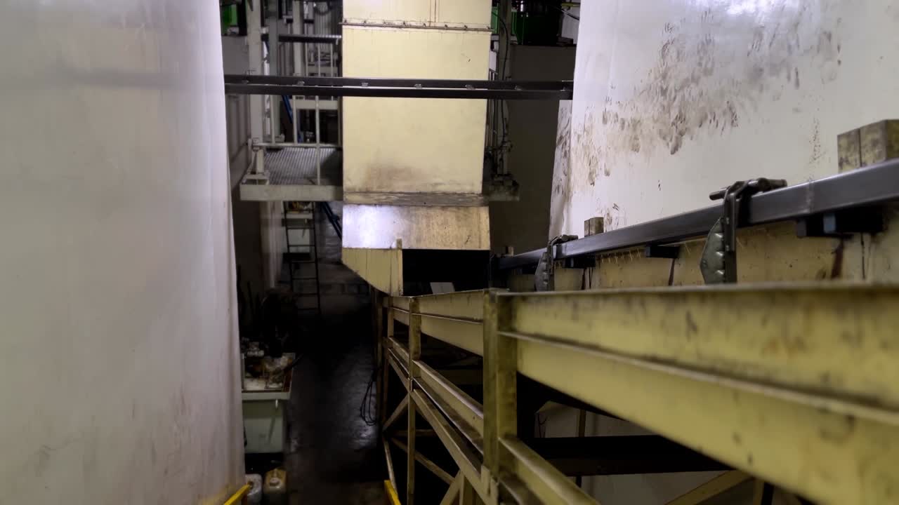 제품의 부분을 배포하기 위해 컨베이어에 움직이는 체인