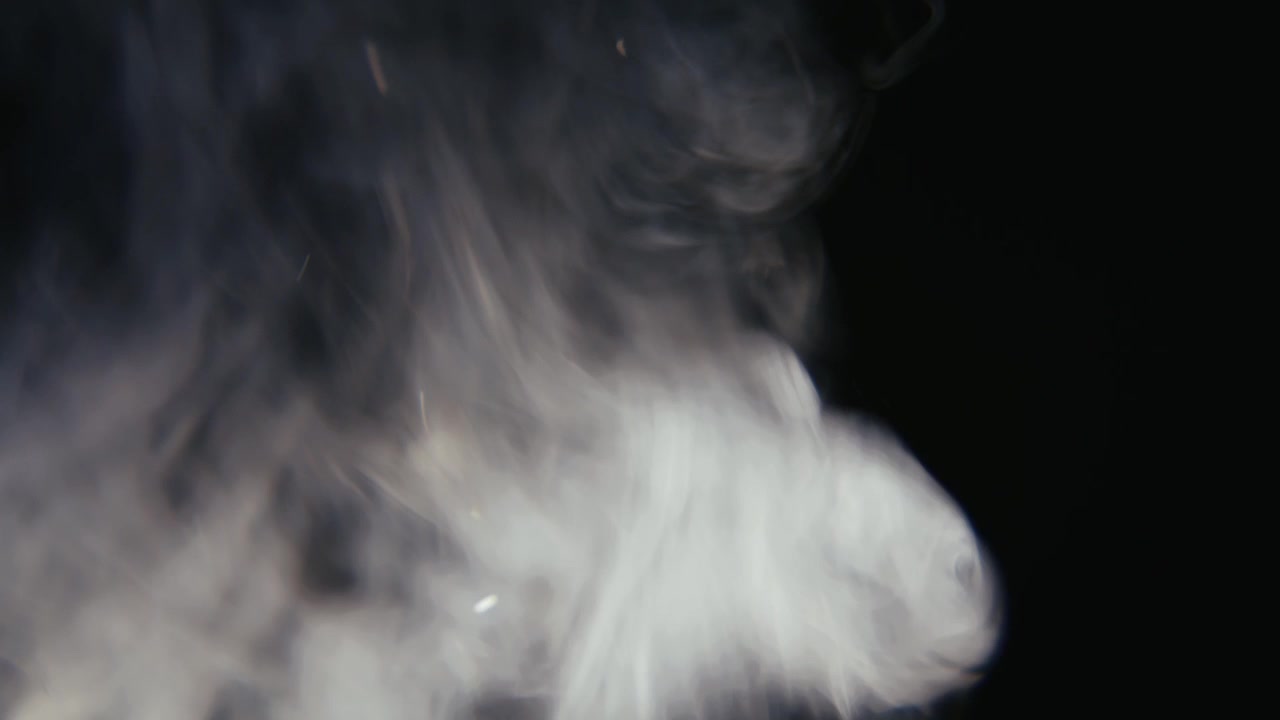 Fumo bianco che si alza su uno sfondo nero