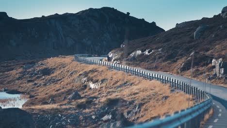 Eine-Schmale-Landstraße-Schlängelt-Sich-Durch-Die-Kahle-Landschaft-Des-Nordens