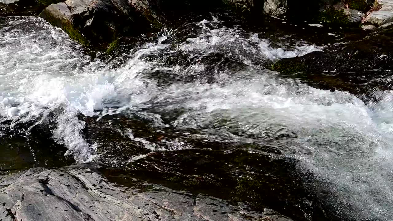 filmati di flusso veloce in montagna