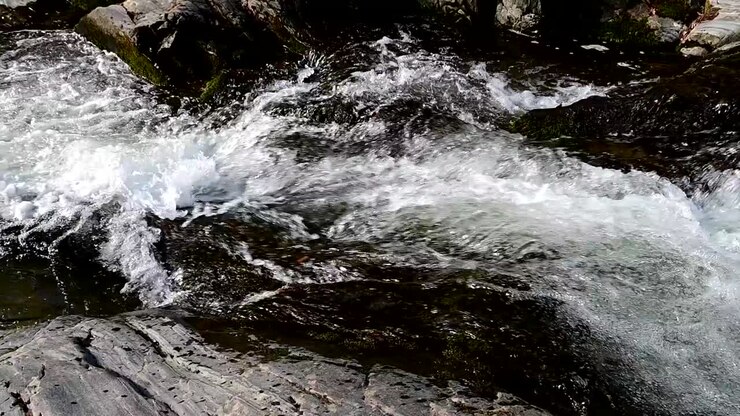 filmati di flusso veloce in montagna