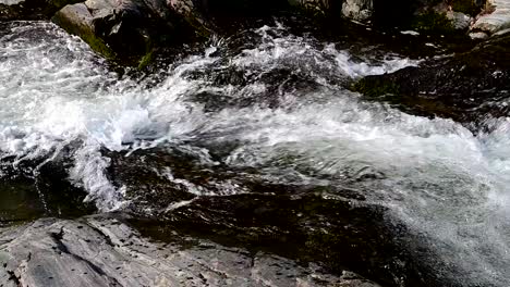 aufnahmen von schnellem strom im berg