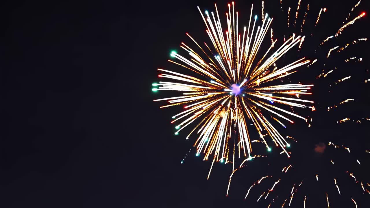 espectáculo de fuegos artificiales coloridos en el cielo nocturno