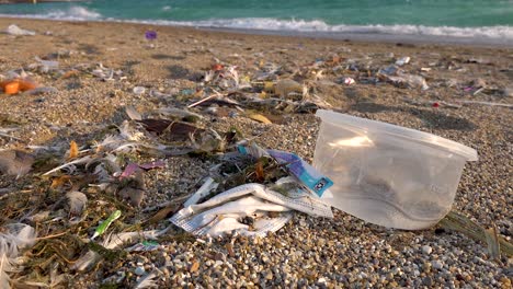 Nahaufnahme-Eines-Sandstrandes,-Der-Plastik-Und-Müll-Verschmutzt