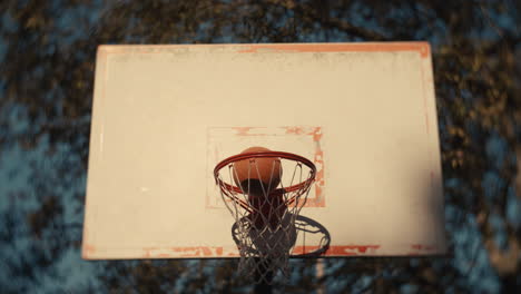 aro de baloncesto en la cancha al aire libre