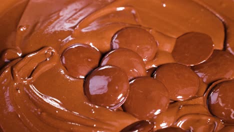 discos de chocolate que se derriten en un líquido liso