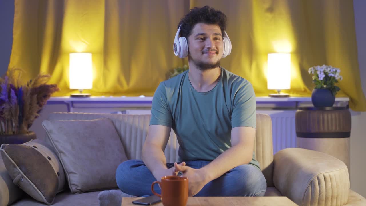 밤에 집에서 음악을 듣는 것은 편안하고 차분합니다.