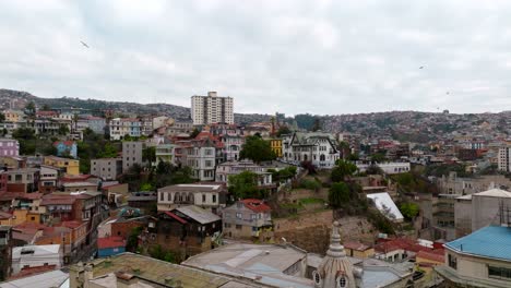 órbita-Aérea-De-Gaviotas-Volando-Sobre-Camino-Yugoslavo-En-Cerro-Alegre,-Colorido-Barrio-De-Valparaíso,-Chile