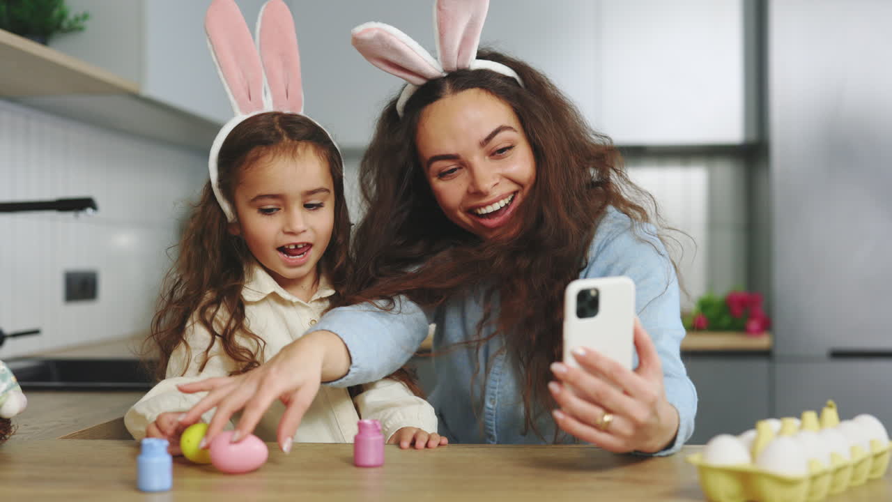 Mãe e Filha Celebrando a Páscoa