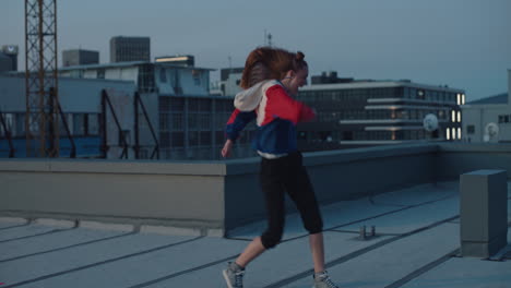 Mujer-Feliz-Bailando-En-La-Azotea-Al-Atardecer-Celebrando-Disfrutando-De-Un-Baile-Tonto-Divirtiéndose-Bailarina-Loca-En-La-Ciudad