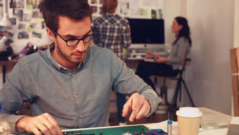 Ingeniero-Hacker-Construyendo-Prototipo-De-Robótica