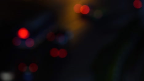 luz borrosa noche en la ciudad azul bokeh abstracto fondo negro hermoso círculo brillo feliz navidad y feliz año nuevo tarjeta celebración calle de lámparas con festival de cielo oscuro.