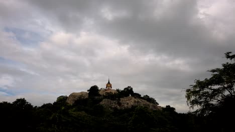 Wat-Phra-Phutthachai-Ist-Ein-Touristenziel-Für-Ausländer-Und-Thailändische-Staatsangehörige,-Die-Nach-Segnungen-Suchen