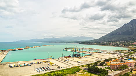 Puerto-Industrial-De-La-Isla-De-Sicilia,-Vista-Panorámica-De-Lapso-De-Tiempo