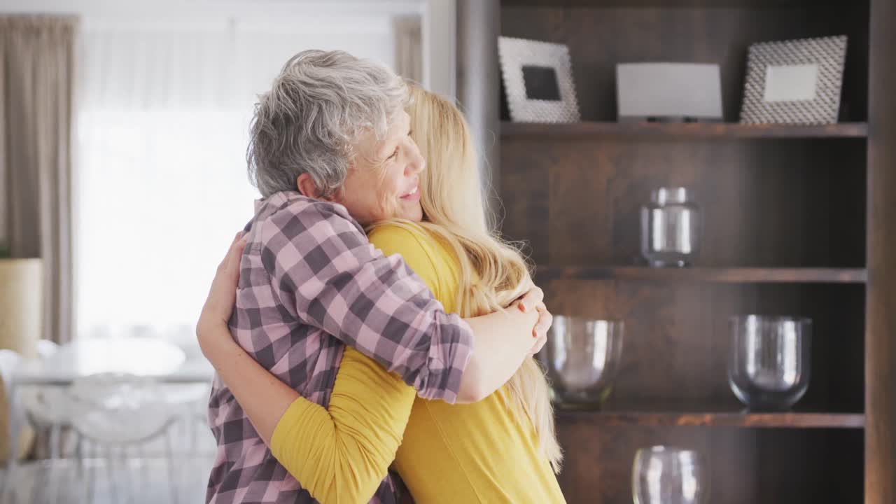 Madre e figlia che si abbracciano