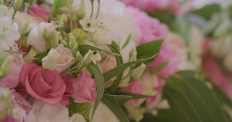 lugar de recepción de bodas con decoración de flores blancas 1