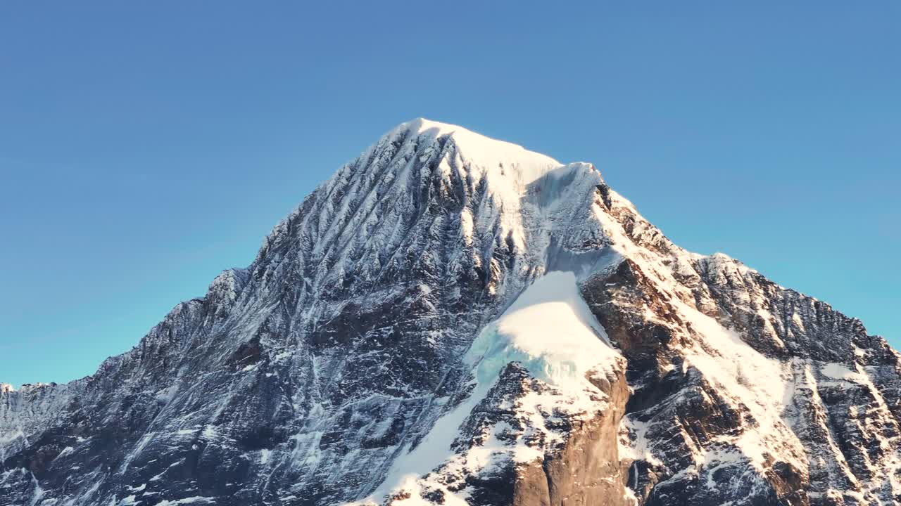 majestuoso cubierto de nieve escarpado pico de la montaña de suiza durante el día de cielo azul