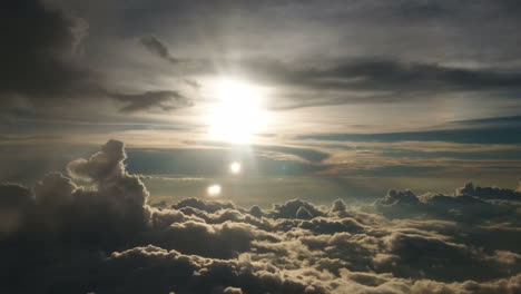 Hermoso-Cielo-Azul,-Sol-Brillante-Y-Asombrosa-Formación-De-Nubes