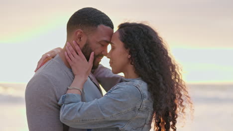 pareja, juntos y playa al atardecer