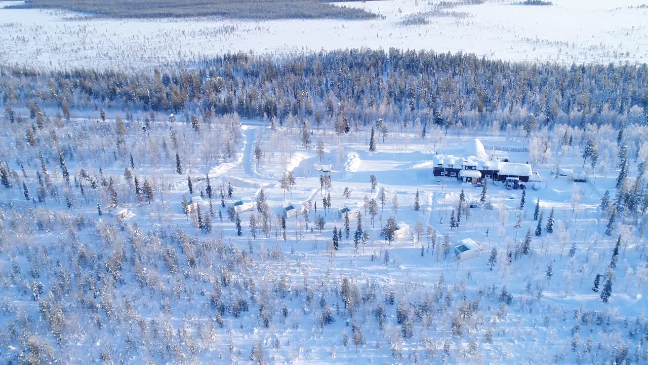 조감도는 콩가스 핀란드 3에 있는 눈 덮인 오로라 목장의 나무와 숙소를 보여줍니다.