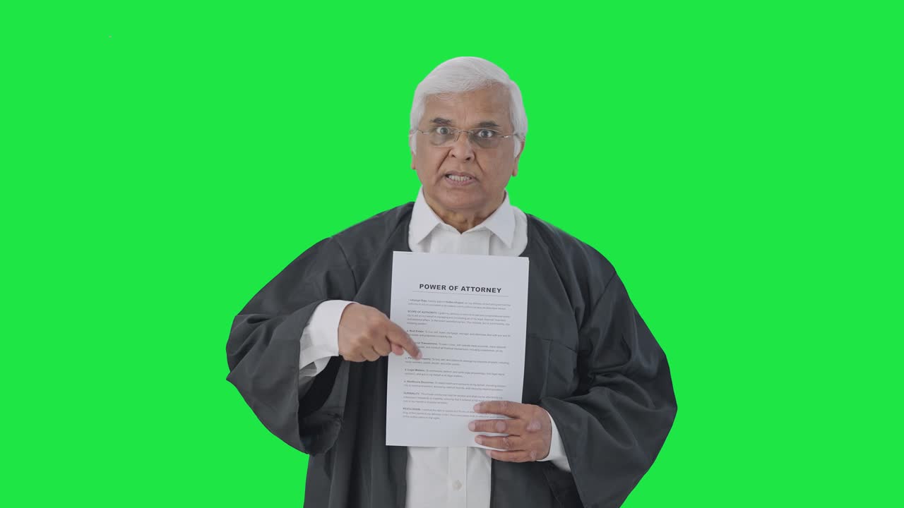 Anziano avvocato indiano arrabbiato che presenta il suo caso in tribunale su green screen.