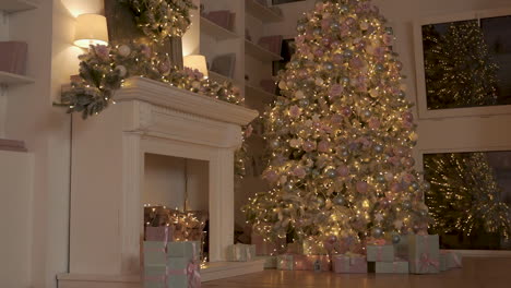 árbol de navidad decorado con bolas, luces, guirnaldas y adornos