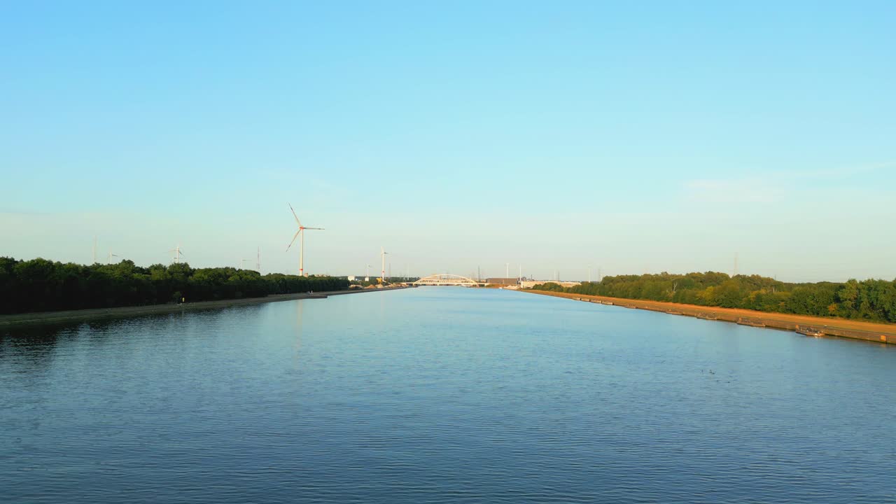 카메라를 물 속으로 기울이는 앨버트 운하 위의 드론 비행