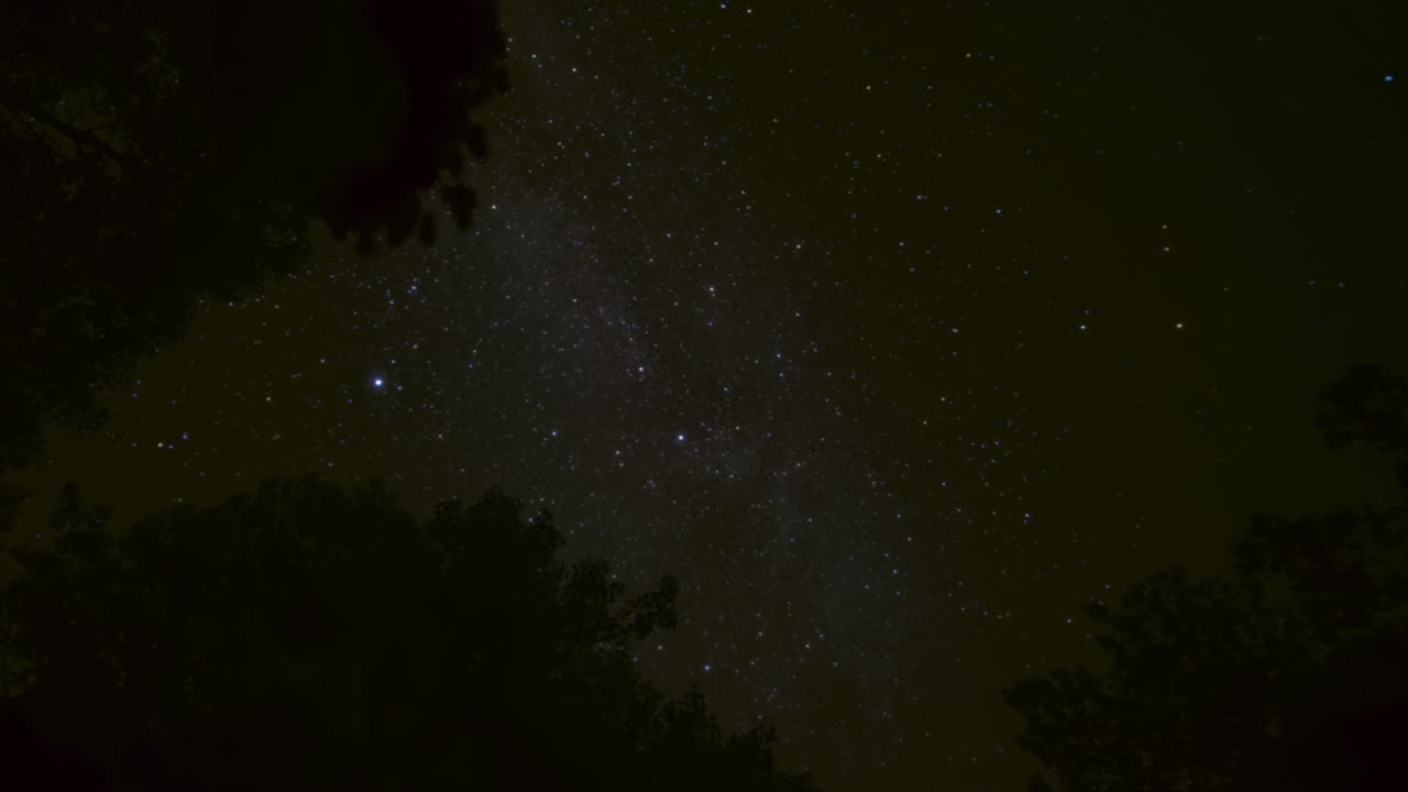 아스펜 나무 뒤에 지나가는 은하수와 구름의 시간 경과