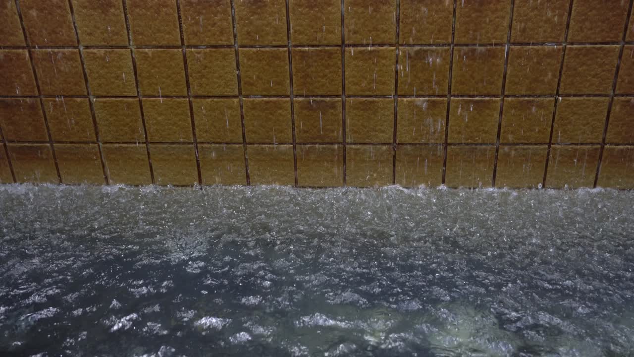 벽에서 떨어지는 물줄기는 물방울 파동의 효과를 만듭니다.