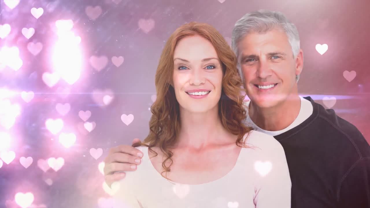 행복 한 성숙 한 부부 가 서로 를 붙잡고 있다