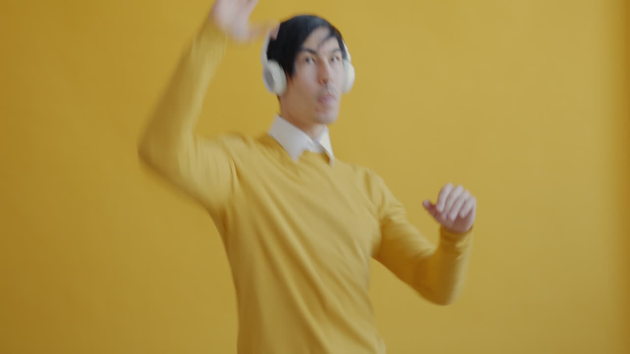 헤드폰을 들고 춤추는 남자