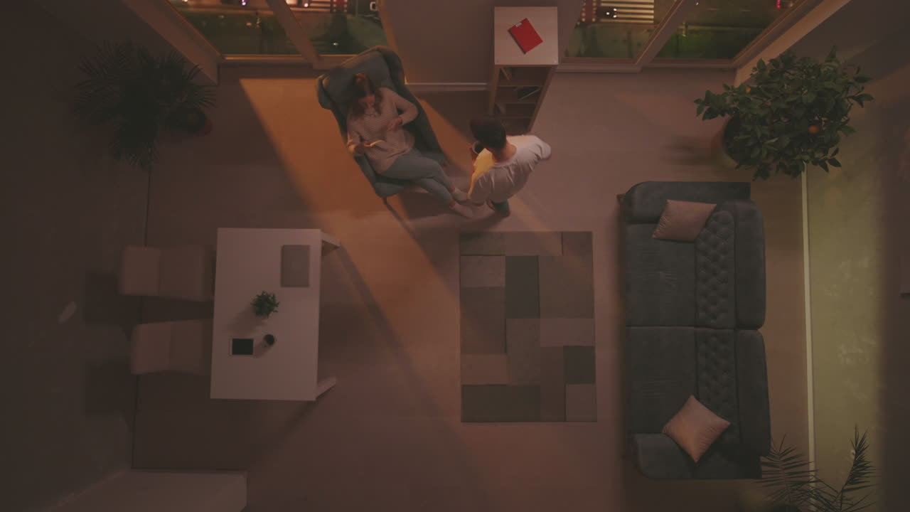 의자에 앉아서 읽는 여자