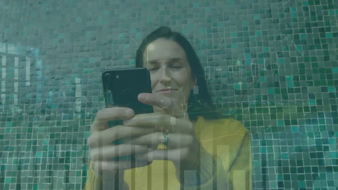 animación del procesamiento de estadísticas sobre una mujer sonriente usando un teléfono inteligente