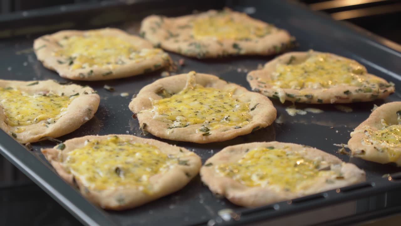 mini pizza pequeña casera, concepto de cocina. comida rápida hecha en casa.