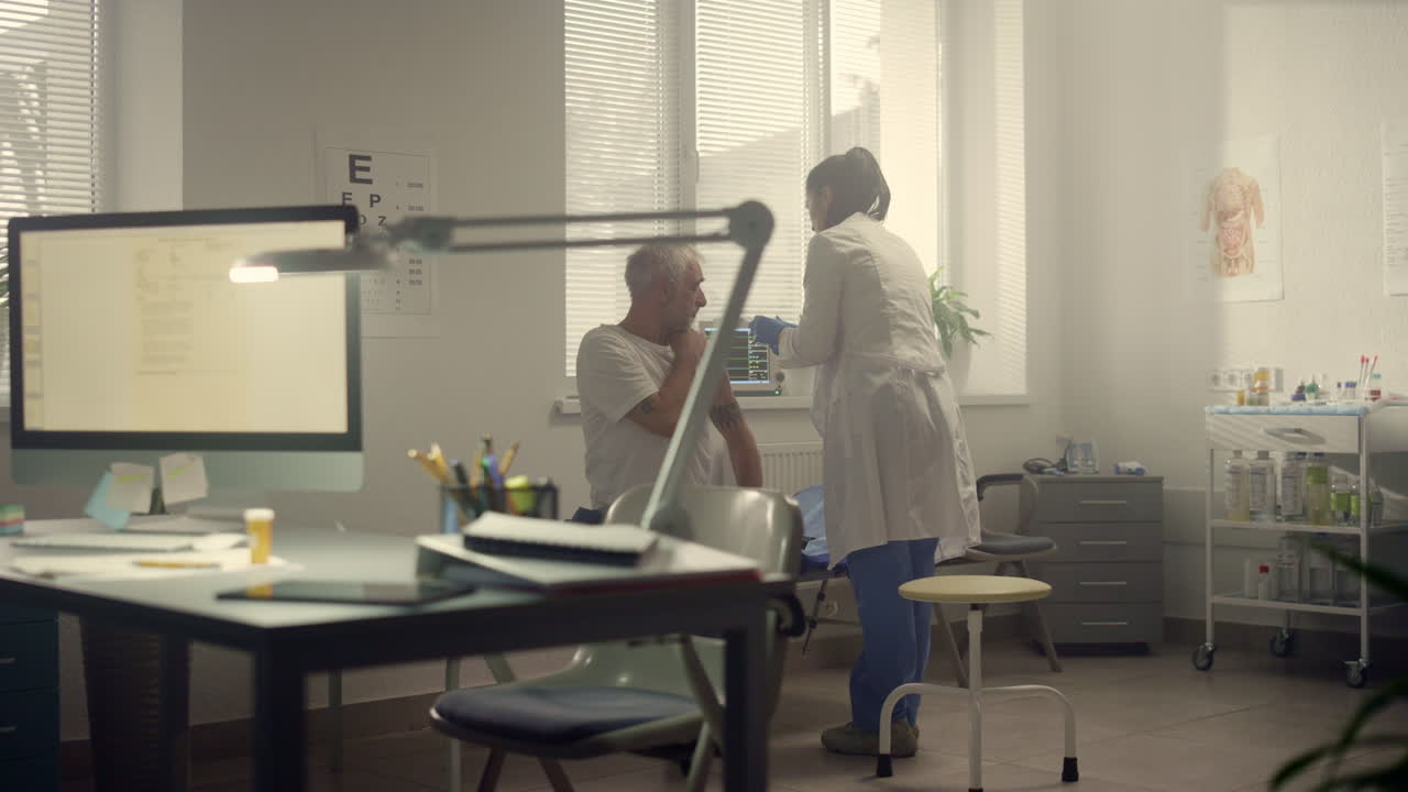 백신을 주사하는 의사, 병원에 있는 노인, 예방접종 개념