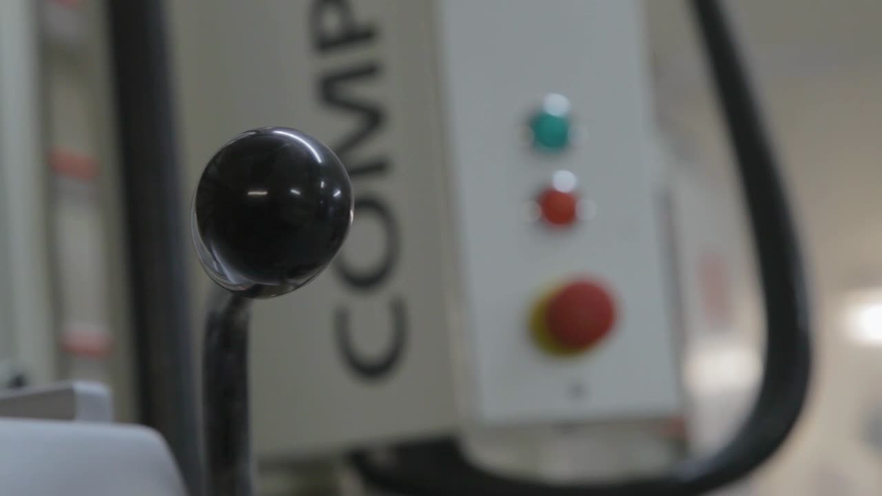 maquinaria pesada con botón rojo de parada de emergencia